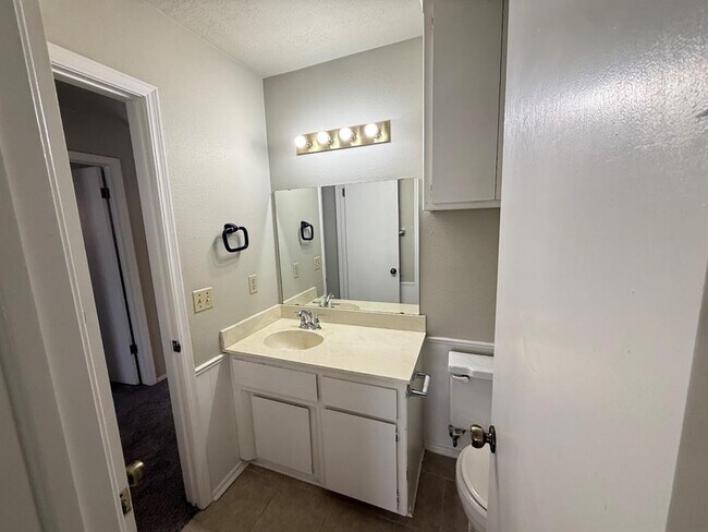 Building Photo - 242 Barrett Pl