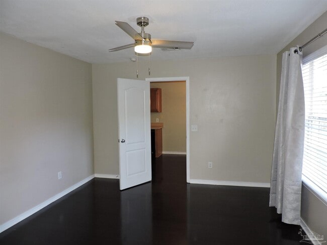 Building Photo - 147 Creekview Dr