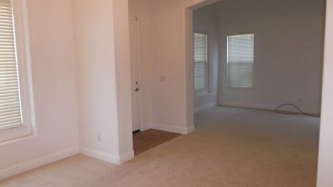 Building Photo - Excellent Elk Grove Location, Spacious 4 bedroom home with office, sitting parlor, and large kitchen