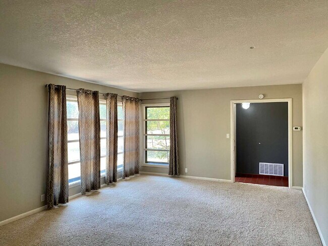 Building Photo - Stunning 4-Bedroom Home with Spacious Bedrooms Available for Summer 2026 Pre-Lease