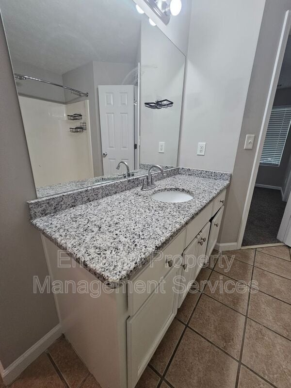 Building Photo - 479 Lakeshore Dr