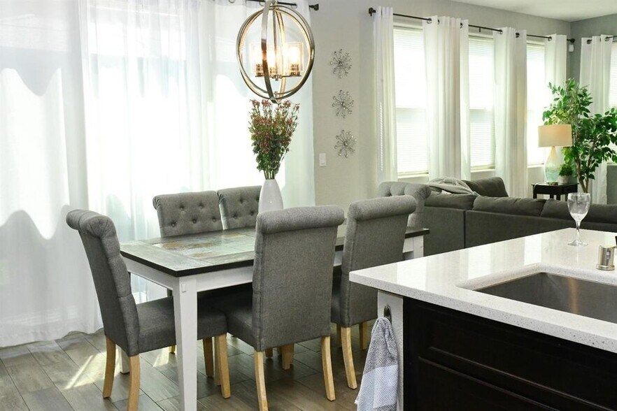 Building Photo - 2580 N McArthur Ave