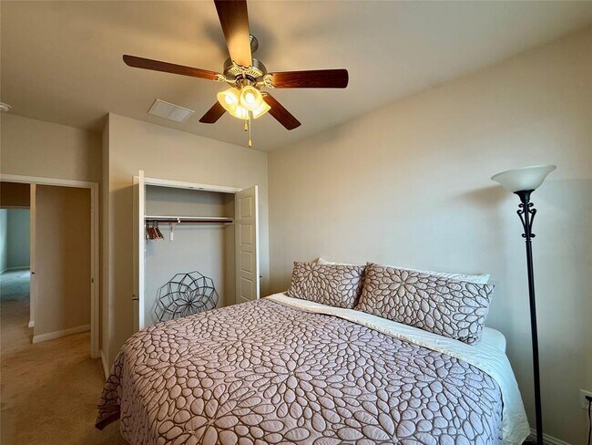 Building Photo - 6814 E Riverside Dr