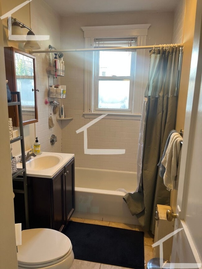 Building Photo - 9/1 No Fee! Spacious 3BR/2BA w/parking included!