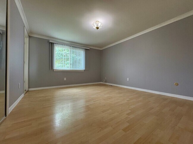 Building Photo - 3550 Kings Point Dr
