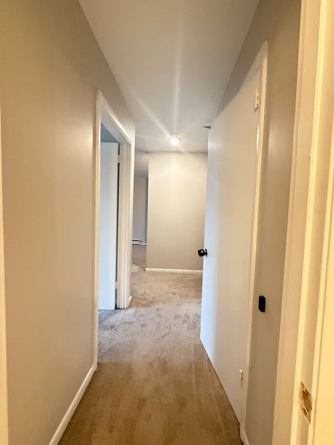 Building Photo - Remodeled 1 Bedroom Apartment!!! Walk to t...