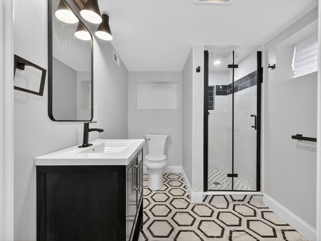 Building Photo - 111 Sharon St