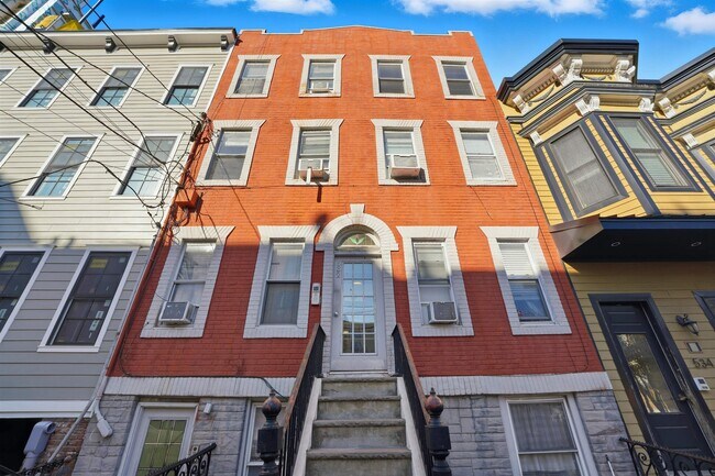 Building Photo - 532 Adams St