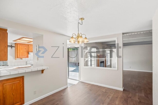 Building Photo - 1225 Oak Hill Ct