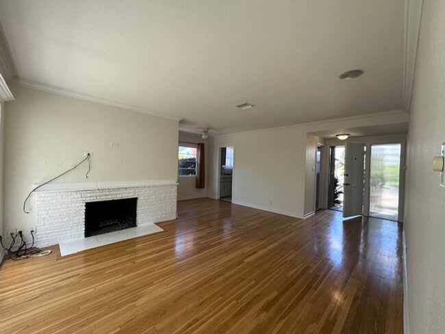 Building Photo - 3 bed & 2 bath home in EAST side Long Beach