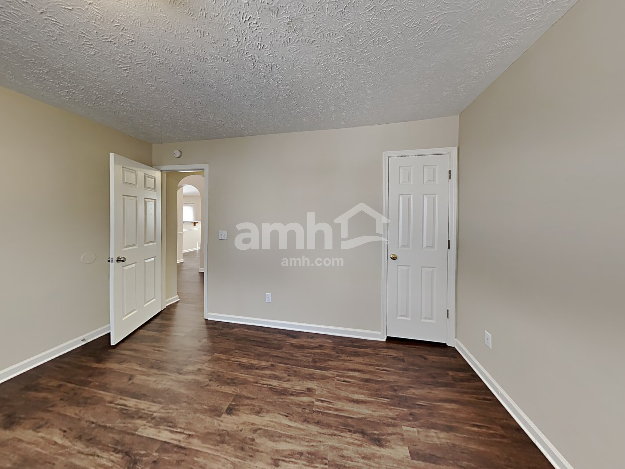 Building Photo - 1401 Buckingham Pl
