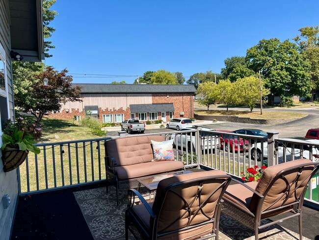 Building Photo - Beautifully Renovated & Fully Furnished Home in Peoria Heights!