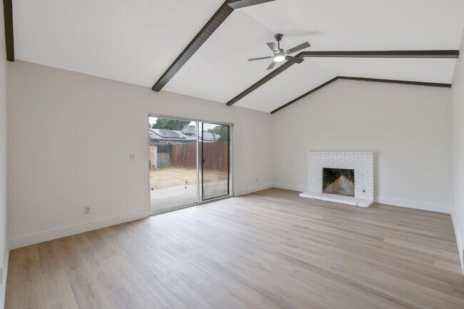 Building Photo - UPDATED CLOVIS HOME