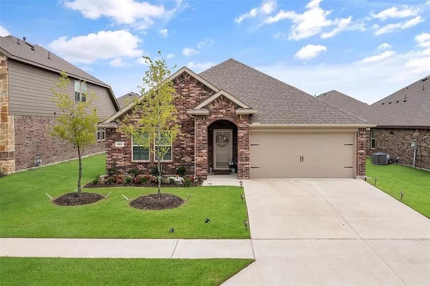 Primary Photo - 604 Saddle Club Way