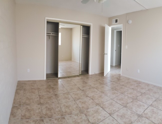 Building Photo - 809 E Vogel Ave
