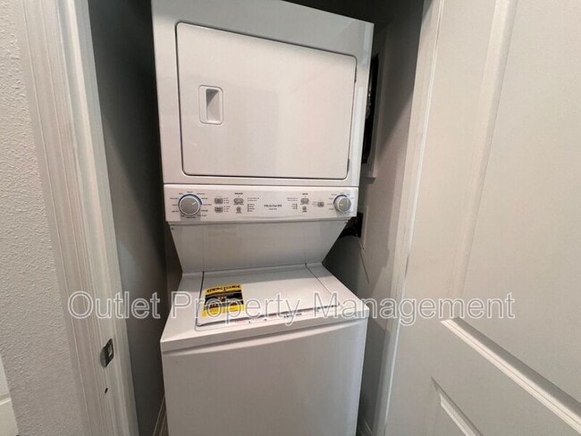 Building Photo - 692 Reggie Rd