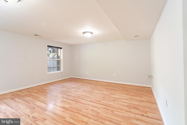 Building Photo - 413 Lakeview Ct
