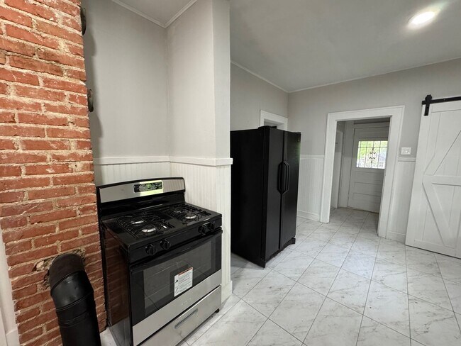 Building Photo - Updated Farm House in Central Waco