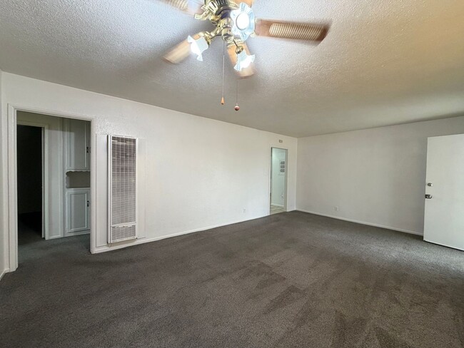 Building Photo - 4 Bedroom 2 Bathroom House with Fenced Yard & 1 Car Garage