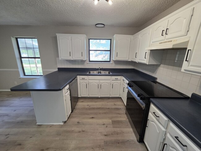 Building Photo - Charming and move-in ready! 3 Bedroom hous...