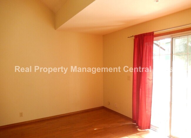Building Photo - AVAILABLE JULY -  2 Bedroom / 1.5 Bath Dow...