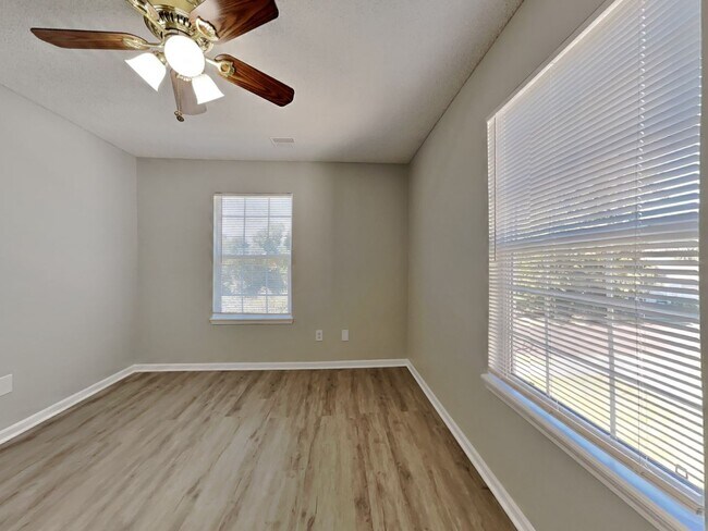 Building Photo - Charming 4-Bed Home in Kansas City with Garage Parking