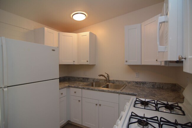Building Photo - Remodeled 2 Bedroom 1 Bath Triplex! Close ...