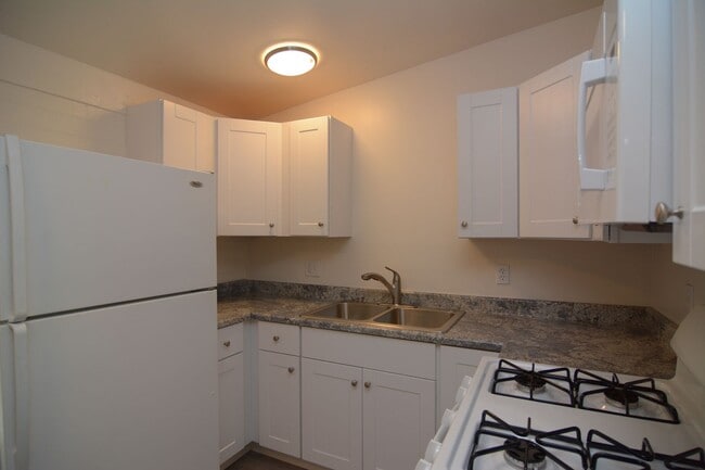 Building Photo - Remodeled 2 Bedroom 1 Bath Triplex! Close to the UofA!