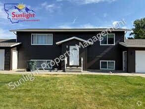Building Photo - Freshly Updated 2 Bed Unit with Garage & A...