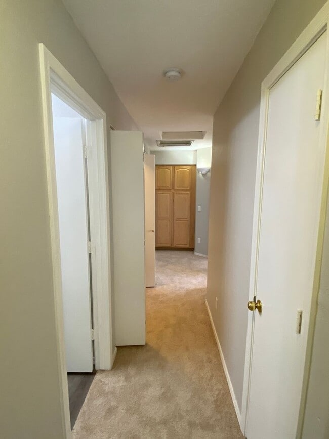 Building Photo - 4 Bedroom, 3 bath, two story with loft in ...