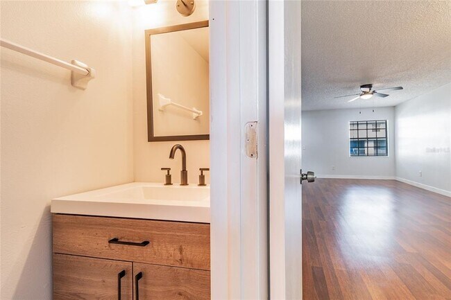 Building Photo - 4907 W McElroy Ave