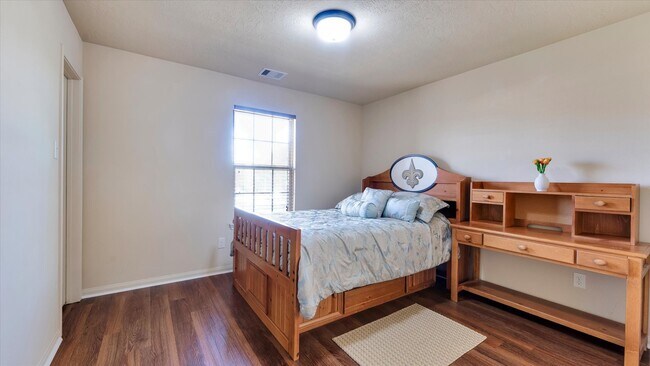 Building Photo - 17915 Quiet Loch Ln