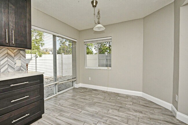 Building Photo - 621 Landings Pl