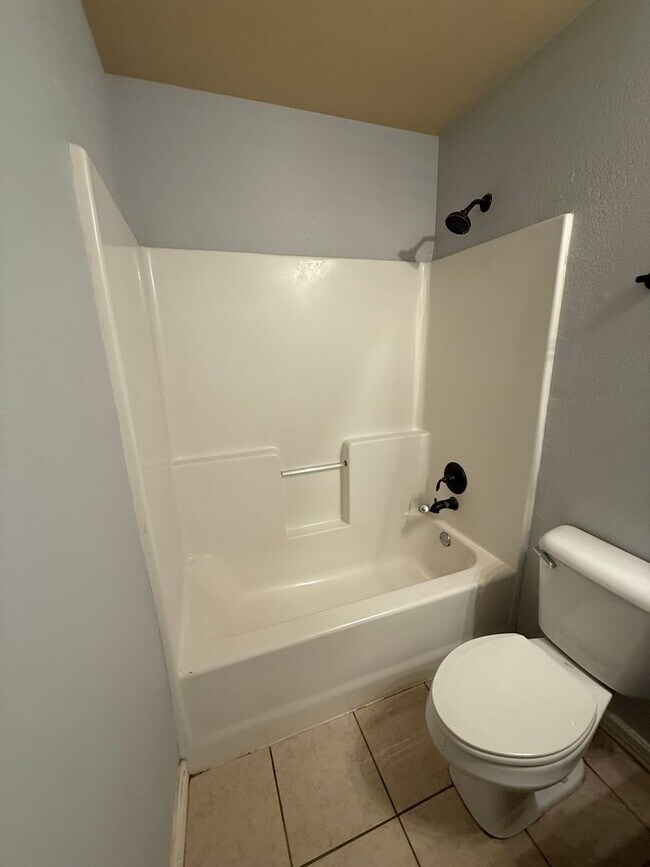 Building Photo - Now Pre-leasing for Mid-April