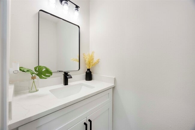 Building Photo - 2112 Des Chaumes St