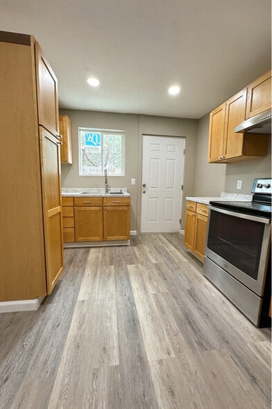 Primary Photo - 120 W Blacklidge Dr