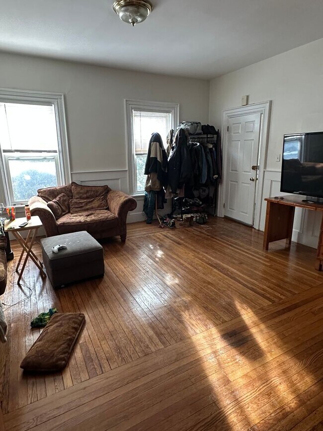 Building Photo - ALLSTON 4 BED/2 BATH FOR 9/1!  UPDATED KITCHEN AND BIG ROOMS!