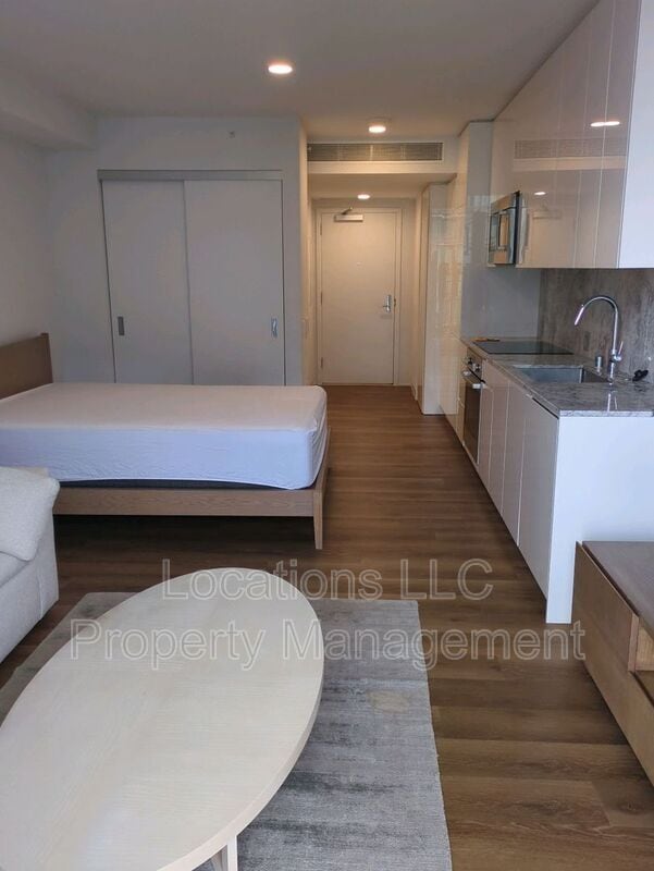 Building Photo - 987 Queen St