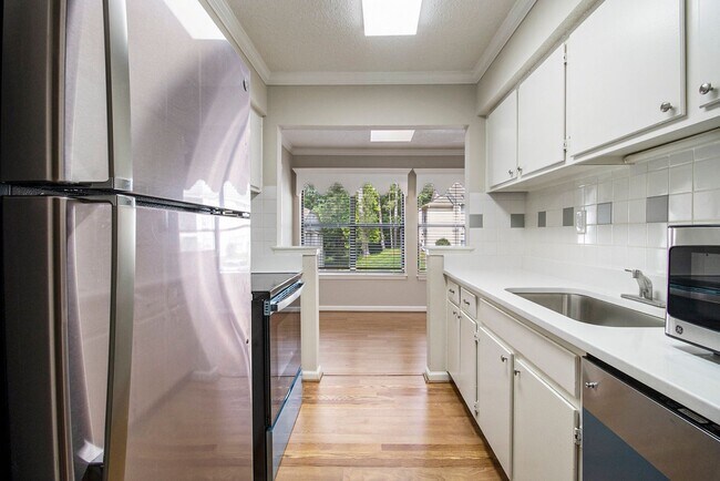 Building Photo - Sunlit 2BD/2BA with Fireplace in Peaceful ...