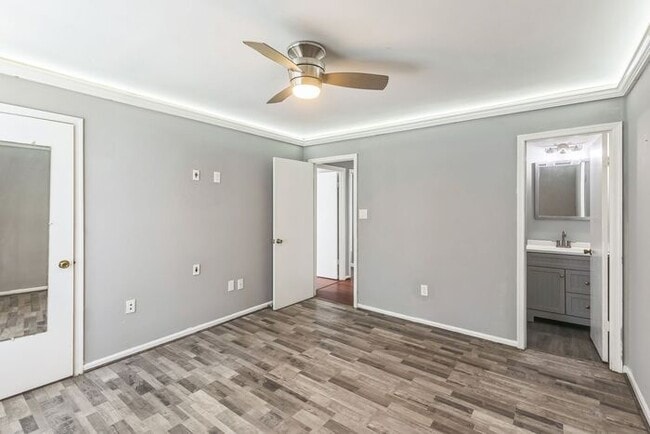Building Photo - 4556-c Ryan Pl 50-M