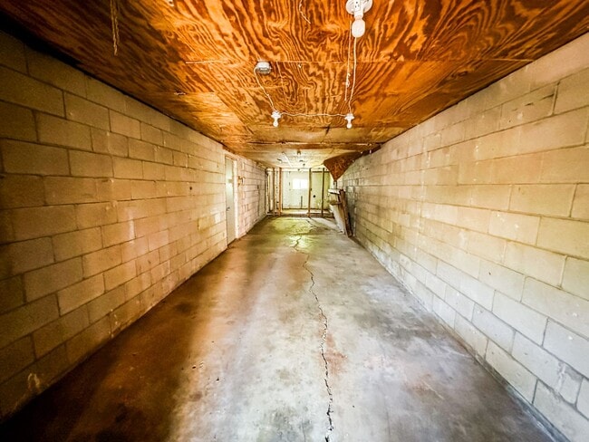 Building Photo - 3 Bed / 1 Bath - LARGE Workshop!