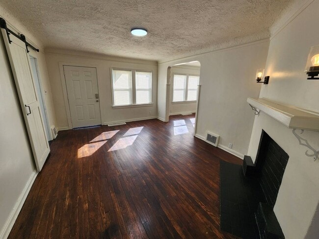 Building Photo - Charming 3-Bedroom Property in Prime Location