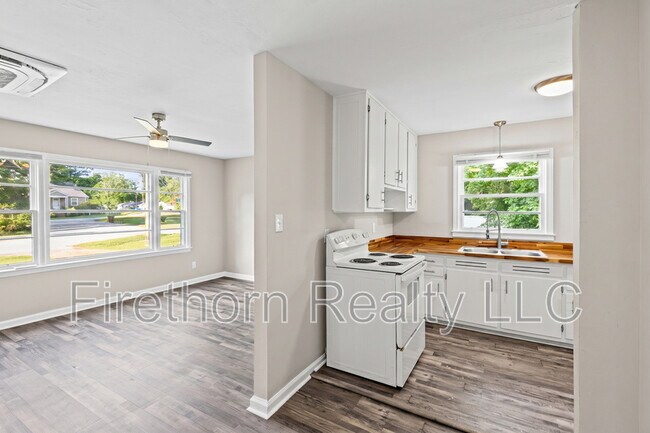 Building Photo - 2541 Rhodes Dr