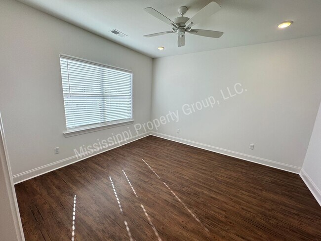 Building Photo - 721 Southview Dr