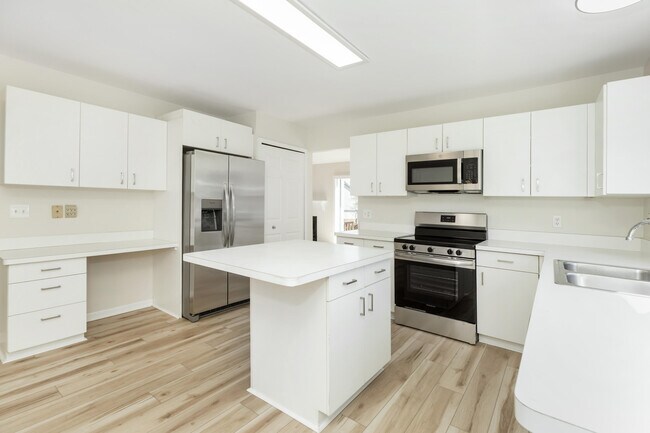 Building Photo - 37743 Avon Ln