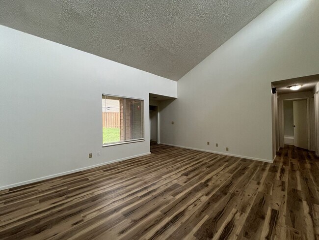 Building Photo - Spacious 3-Bedroom Home in Prime highly sought-after West Linn community