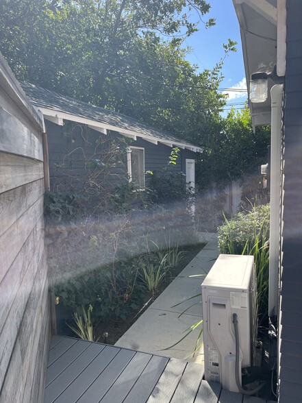 Building Photo - 7024 De Longpre Ave