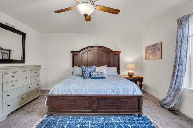 Building Photo - Luxury 4/BR, 2.5 bath townhouse