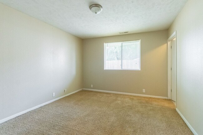 Building Photo - **$500 Move In Credit - SHORT TERM LEASE O...