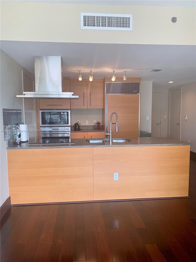 Building Photo - 495 Brickell Ave